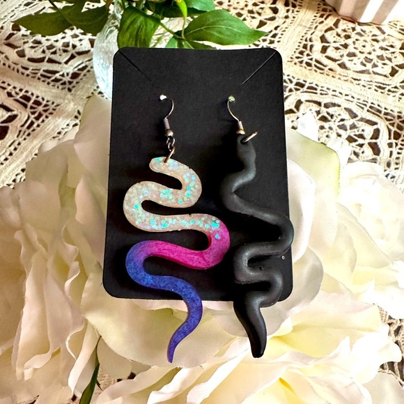 Funky Black Rainbow Glitter Sparkle Snake Resin Earrings NEW - Picture 3 of 4